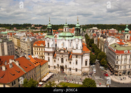 Prague, République tchèque - 30 juin 2013 : Vue de la cathédrale de Saint Nicolas - église baroque construite entre 1704-1755 à la place de la vieille ville. Banque D'Images