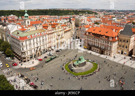 Prague, République tchèque - 30 juin 2013 : l'un des endroits les plus populaires à Prague - la place de la vieille ville vu de la tour de l'hôtel de ville le 30 juin 20 Banque D'Images