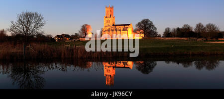 Vue nocturne de St Marys Church, de la rivière Nene, village Fotheringhay, Northamptonshire, England, UK Banque D'Images