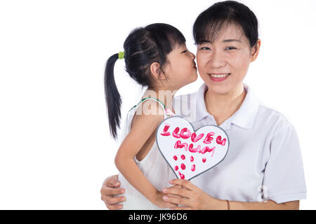 Petite fille asiatique Chinois célèbrent la fête des mères avec sa maman en isolé sur fond blanc Banque D'Images