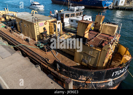 Rusty de vieux barge amarrée le long avec remorqueur moderne Banque D'Images