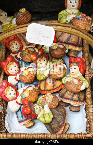 Salzbourg - Juillet 4, 2013 : poupées fait main en vente dans une boutique de souvenirs dans la vieille ville de Salzbourg, en Autriche. Banque D'Images