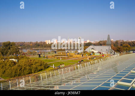 Varsovie, Pologne - Octobre 4, 2014 : Les gens de vous détendre dans un jardin sur le toit de l'immeuble écologique moderne de la bibliothèque universitaire de Varsovie, Pologne. Banque D'Images