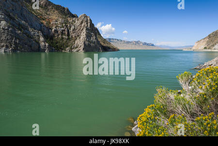 Voir l'ensemble du réservoir et rivière Shoshone flanquée par les contreforts des Rocheuses à la fin de l'été près de Cody, Wyoming, USA Banque D'Images