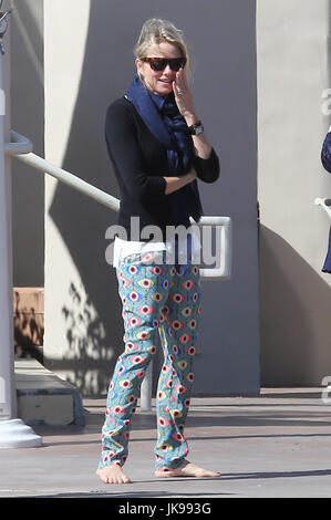 BRENTWOOD, CA - 3 avril : Naomi Watts avec ses amis à la plage à Brentwood, Californie le 3 avril 2014. Crédit : John Misa/MediaPunch Banque D'Images