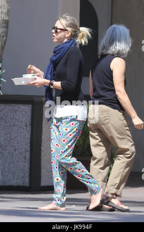 BRENTWOOD, CA - 3 avril : Naomi Watts avec ses amis à la plage à Brentwood, Californie le 3 avril 2014. Crédit : John Misa/MediaPunch Banque D'Images