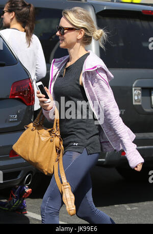 BRENTWOOD, CA - 15 avril : Naomi Watts vu quitter la classe de yoga à Brentwood, Californie le 15 avril 2014. Crédit : John Misa/MediaPunch Banque D'Images