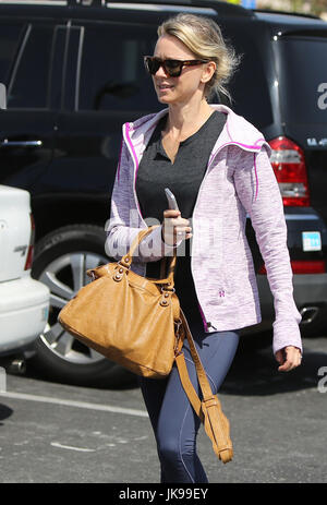 BRENTWOOD, CA - 15 avril : Naomi Watts vu quitter la classe de yoga à Brentwood, Californie le 15 avril 2014. Crédit : John Misa/MediaPunch Banque D'Images