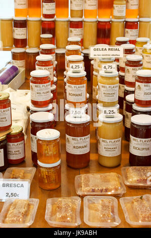 Sant Cugat del Valles, Espagne - 28 septembre 2014 : Différentes sortes de miel en vente sur un marché local. Banque D'Images