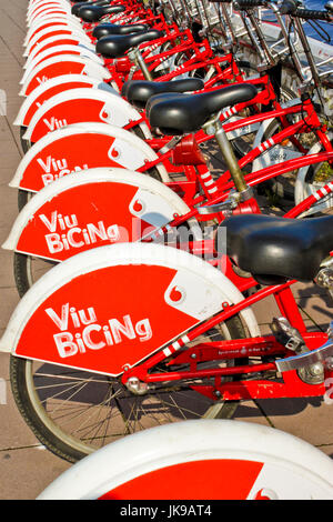 Barcelone, Espagne - 26 septembre 2014 : Vélos à louer sont garés à l'une des stations du système de partage de vélos Bicing à Barcelone. Banque D'Images