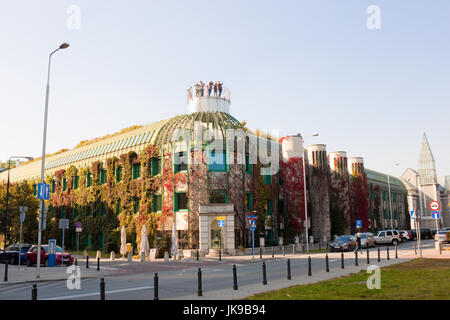 Varsovie, Pologne - Octobre 4, 2014 : bâtiment moderne de la bibliothèque de l'université de Varsovie avec un point de vue sur le haut. Banque D'Images