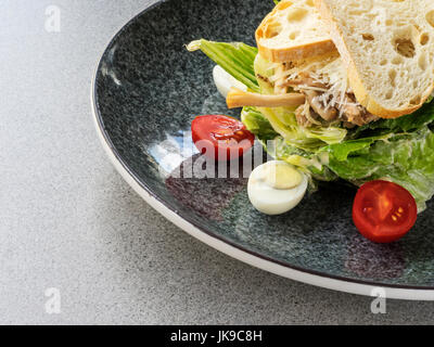 Salade césar avec poulet et verts sur une plaque Banque D'Images