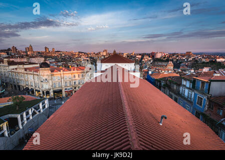 Vue aérienne du clocher de l'Église des clercs (le clergé Church - sur la photo) à Porto, deuxième ville du Portugal Banque D'Images