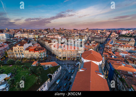 Vue aérienne du clocher de l'Église des clercs (le clergé Church - sur la photo) à Porto, deuxième ville du Portugal Banque D'Images