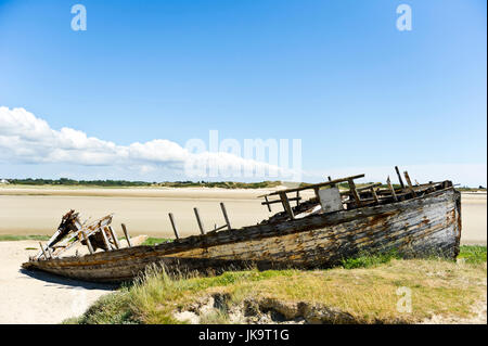 Bateau cassé sur la plage, Portbail / Port-bail, Manche, Normandie, France Banque D'Images