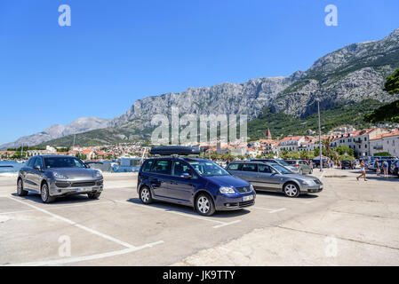 Parking gratuit sur le front de mer dans la station balnéaire de Makarska sur une journée d'été. Banque D'Images