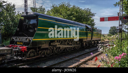 Bataille d'Angleterre Class Loco no 34081 de l'Escadron '92 ' quitte Ropley sur le milieu Hants Railway durant la fin du chemin de fer du sud de la vapeur sur le Gala 7t Banque D'Images