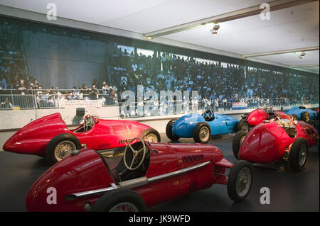 Frankreich, Elsass, Departement Haut Rhin, Mulhouse, Musée national de l'automobile, Collection Schlumpf, Rennwägen, aucune communication, Ostfrankreich, Mülhausen, Milhüsa, musée, Nationalmuseum Sammlung Schlumpf, Ausstellung, Exponate, automobiles, Fahrzeuge, Rennfahrzeuge, historisch, Tourismus, Sehenswürdigkeit, Menschen, Besucher, innen, Banque D'Images