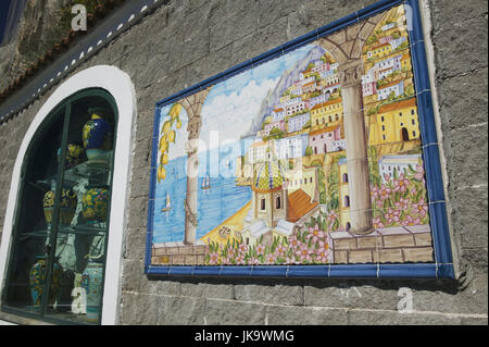 Italien, Kampanien, Amalfiküste, Positano, Mauer, Kachelbild, Stadtansicht, Süditalien, Reiseziel, Kunst, Kultur, kunstvoll, Malerei, Keramik, Kacheln, Fliesen, Fliesenbild, Bild, Kirche, Kuppel, Wahrzeichen, Meer, Mittelmeer, Banque D'Images