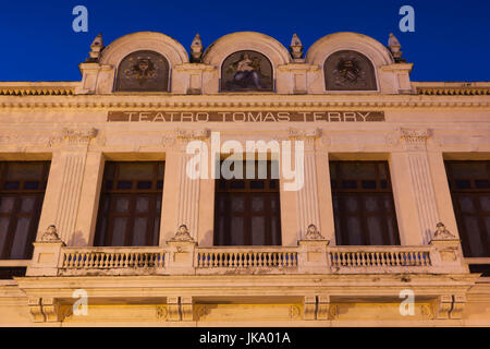 Cuba, Cienfuegos, Cienfuegos Province, Teatro Tomas Terry theatre, dusk Banque D'Images