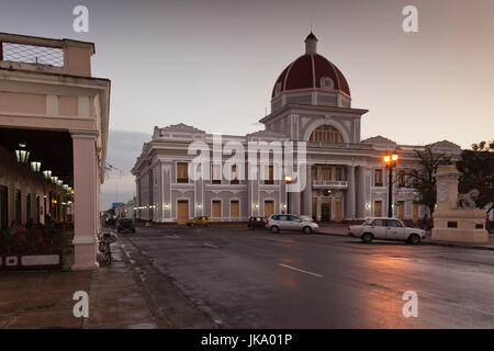 Cuba, Cienfuegos, Cienfuegos Province, Palacio de Gobierno, government house, dusk Banque D'Images