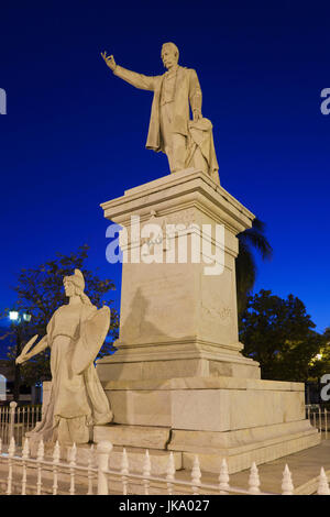 Cuba, Cienfuegos, Cienfuegos Province, Parque Jose Marti, statue de Jose Marti, dusk Banque D'Images