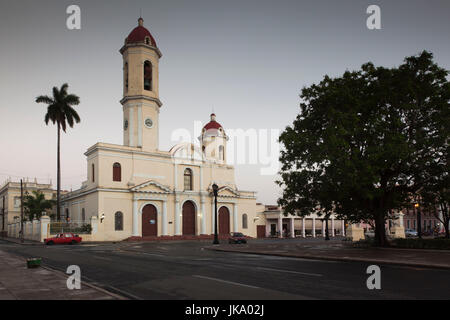 Cuba, Cienfuegos, Cienfuegos Province, Catedral de la Purisma Concepcion cathédrale, crépuscule Banque D'Images