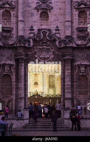 Cuba, La Havane, La Habana Vieja, la Plaza de la Catedral, Catedral de San Cristobal de La Habana, dusk Banque D'Images