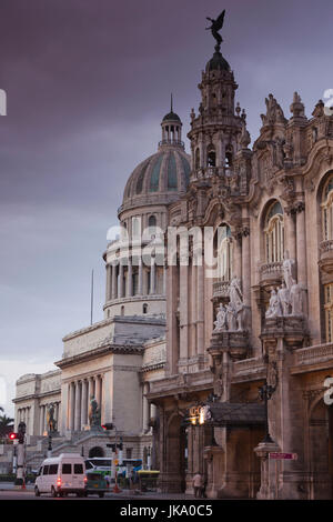 Cuba, La Havane, La Habana Vieja, le Capitolio Nacional et le Gran Teatro de la Habana, Dawn Banque D'Images