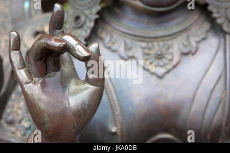 Position des mains mudra Karana exprime une énergie très puissante avec laquelle l'énergie négative est expulsé. Ce geste de la main s'appelle également parer le e Banque D'Images