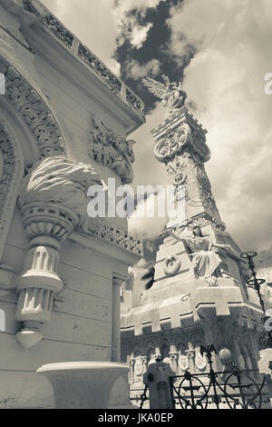 Cuba, La Havane, Vedado, Nécropole Cristobal Colon cimetière, Monument aux pompiers Banque D'Images