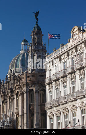 Cuba, La Havane, La Habana Vieja, dôme du Capitolio Nacional, le Gran Teatro de La Habana, et l'hôtel Inglaterra Banque D'Images