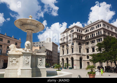 Cuba, La Havane, La Habana Vieja, Plaza de San Francisco de Asis, Lonja del Commercio building et Fuente de los Leones fontaine Banque D'Images