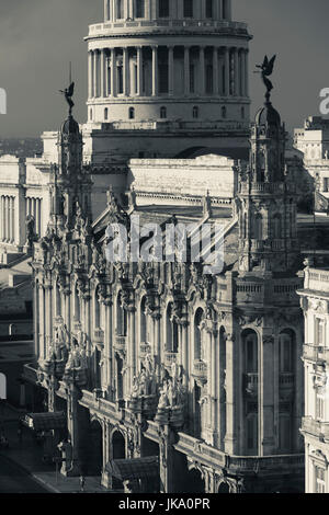 Cuba, La Havane, augmentation de la vue sur la ville vers le Capitolio Nacional, le matin avec el Teatro de La Habana theatre, matin Banque D'Images