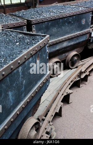 France, Nord-Pas de Calais, département du Nord, la Flandre française, Lewarde, Centre Historique Minier, l'exploitation minière musée installé dans le bâtiment bâtiments de la mine de charbon Delloye, wagons de charbon Banque D'Images