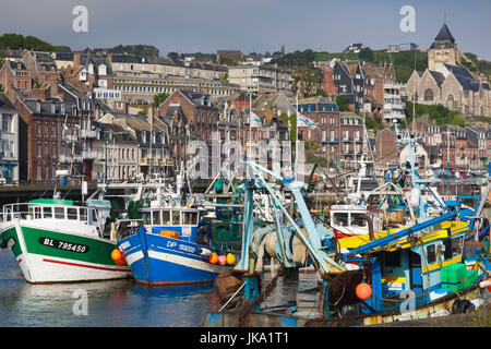 France, Haute-Normandie, Seine-Maritime, Le Treport, vue sur la ville avec les bateaux de pêche Banque D'Images