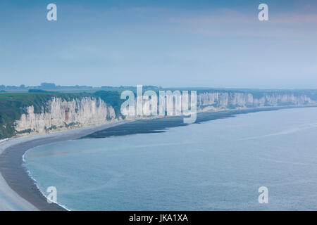 France, Haute-Normandie, Seine-Maritime, Fécamp, augmentation de la vue sur la ville, au crépuscule Banque D'Images