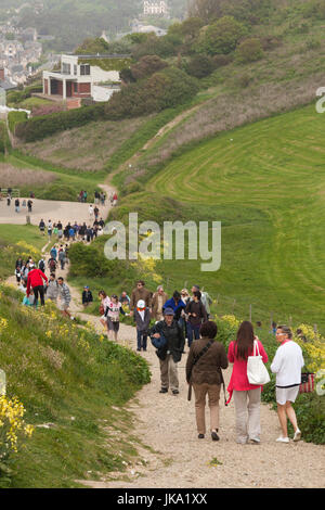 France, Haute-Normandie, Seine-Maritime, Etretat, les randonneurs à l'aval de Falaise falaises, NR Banque D'Images