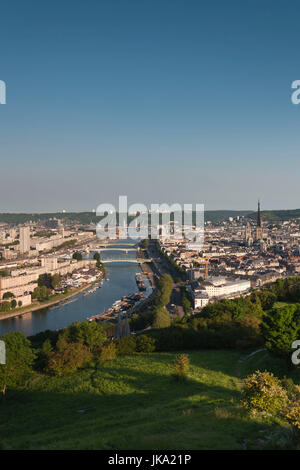 France, Haute-Normandie, Seine-Maritime, Rouen, surélevée avec vue sur la ville et cathédrale Seine, matin Banque D'Images