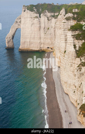 France, Haute-Normandie, Seine-Maritime, Etretat, Falaise De Aval falaises, elevated view Banque D'Images