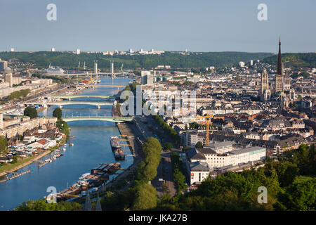 France, Haute-Normandie, Seine-Maritime, Rouen, surélevée avec vue sur la ville et cathédrale Seine, matin Banque D'Images