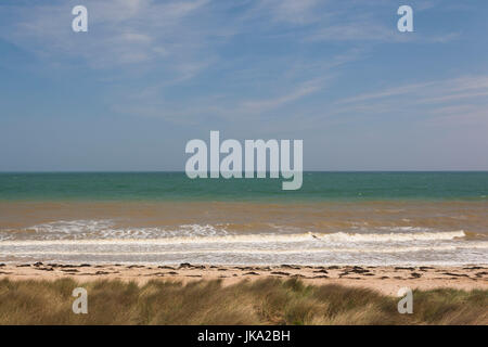 France, Normandie, Calvados, Plages du Débarquement, Courseulles sur Mer, Juno Beach site de WW2 D-Day invasion, augmentation de la vue de la plage Banque D'Images