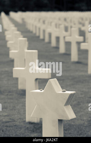 France, Normandie, Calvados, Plages du Débarquement, Colleville sur Mer, le Cimetière et Mémorial Américains de Normandie, des croix chrétiennes et juives des étoiles de David marquant les tombes des soldats américains tombés Banque D'Images