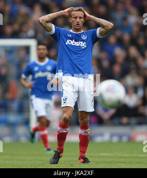 Carl Baker de Portsmouth pendant le match amical d'avant-saison au parc de Fratton, Portsmouth. APPUYEZ SUR ASSOCIATION photo. Date de la photo: Samedi 22 juillet 2017. Voir PA Story FOOTBALL Portsmouth. Le crédit photo devrait se lire : Daniel Hambury/PA Wire. RESTRICTIONS : aucune utilisation avec des fichiers audio, vidéo, données, listes de présentoirs, logos de clubs/ligue ou services « en direct » non autorisés. Utilisation en ligne limitée à 75 images, pas d'émulation vidéo. Aucune utilisation dans les Paris, les jeux ou les publications de club/ligue/joueur unique. Banque D'Images