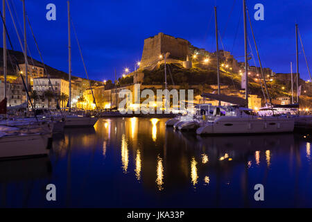 France, Corse, Corse-du-Sud et la région Corse, Côte Sud, Bonifacio, port et citadelle, crépuscule Banque D'Images