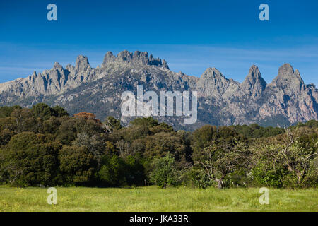 France, Corse, Corse-du-Sud, la région de l'Alta Rocca, Quenza, vue sur les Aiguilles de Bavella Banque D'Images