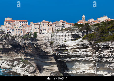 France, Corse, Corse-du-Sud et la région Corse, Côte Sud, Bonifacio, le circuit des falaises, Cliff walk, augmentation de la vue de la ville et les falaises Banque D'Images