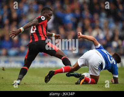 AFC Bournemouth's Max Gradel (à gauche) et de Portsmouth's Kyle Bennett bataille pour la balle durant le match amical de pré-saison à Fratton Park, Portsmouth. Banque D'Images