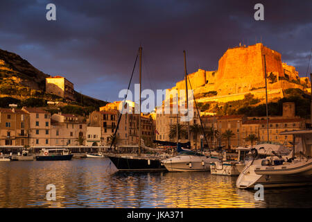 France, Corse, Corse-du-Sud et la région Corse, Côte Sud, Bonifacio, port et citadelle, sunrise Banque D'Images