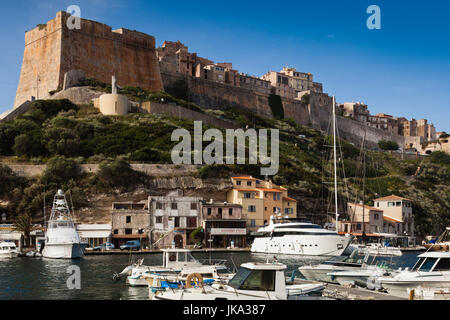 France, Corse, Corse-du-Sud et la région Corse, Côte Sud, Bonifacio, port et citadelle, matin Banque D'Images